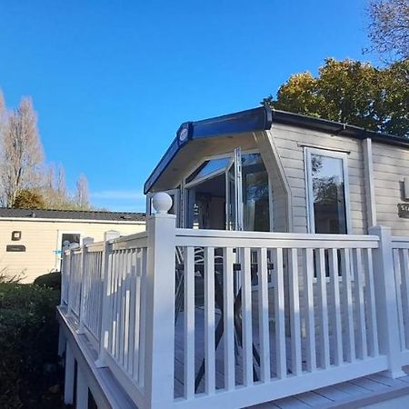 Family Breaks At Rockley Park With Prosecco And A Box Of Chocolates On Arrival Villa Poole Exterior photo