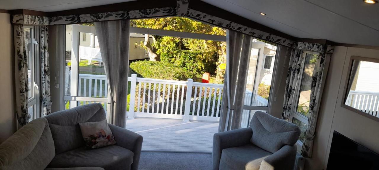 Family Breaks At Rockley Park With Prosecco And A Box Of Chocolates On Arrival Villa Poole Exterior photo