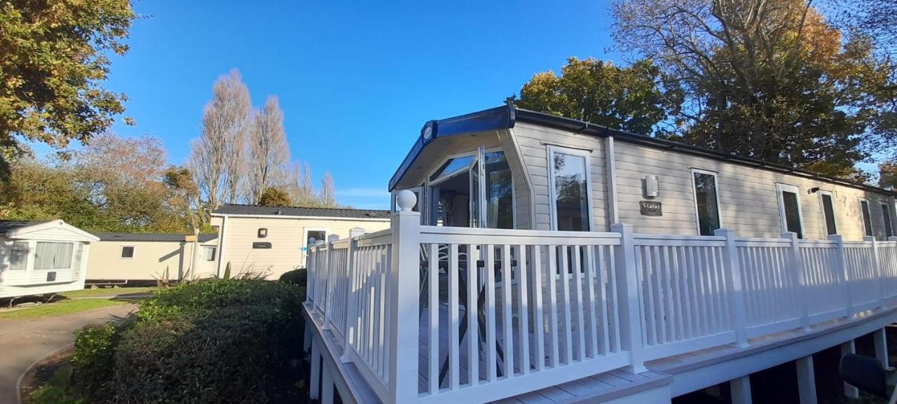 Family Breaks At Rockley Park With Prosecco And A Box Of Chocolates On Arrival Villa Poole Exterior photo