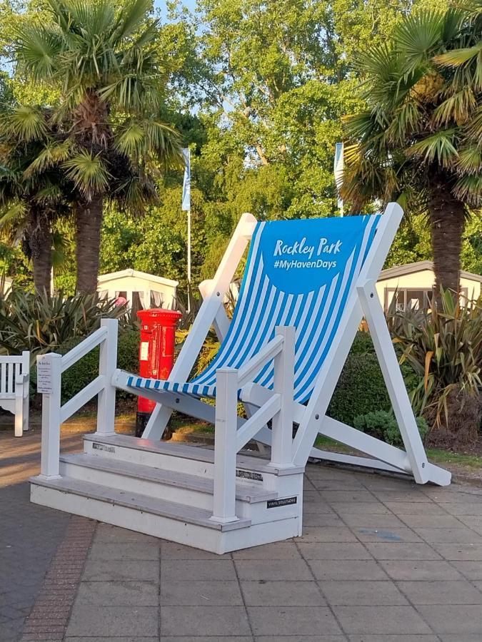 Family Breaks At Rockley Park With Prosecco And A Box Of Chocolates On Arrival Villa Poole Exterior photo