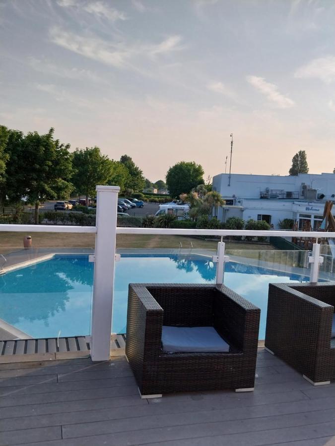 Family Breaks At Rockley Park With Prosecco And A Box Of Chocolates On Arrival Villa Poole Exterior photo