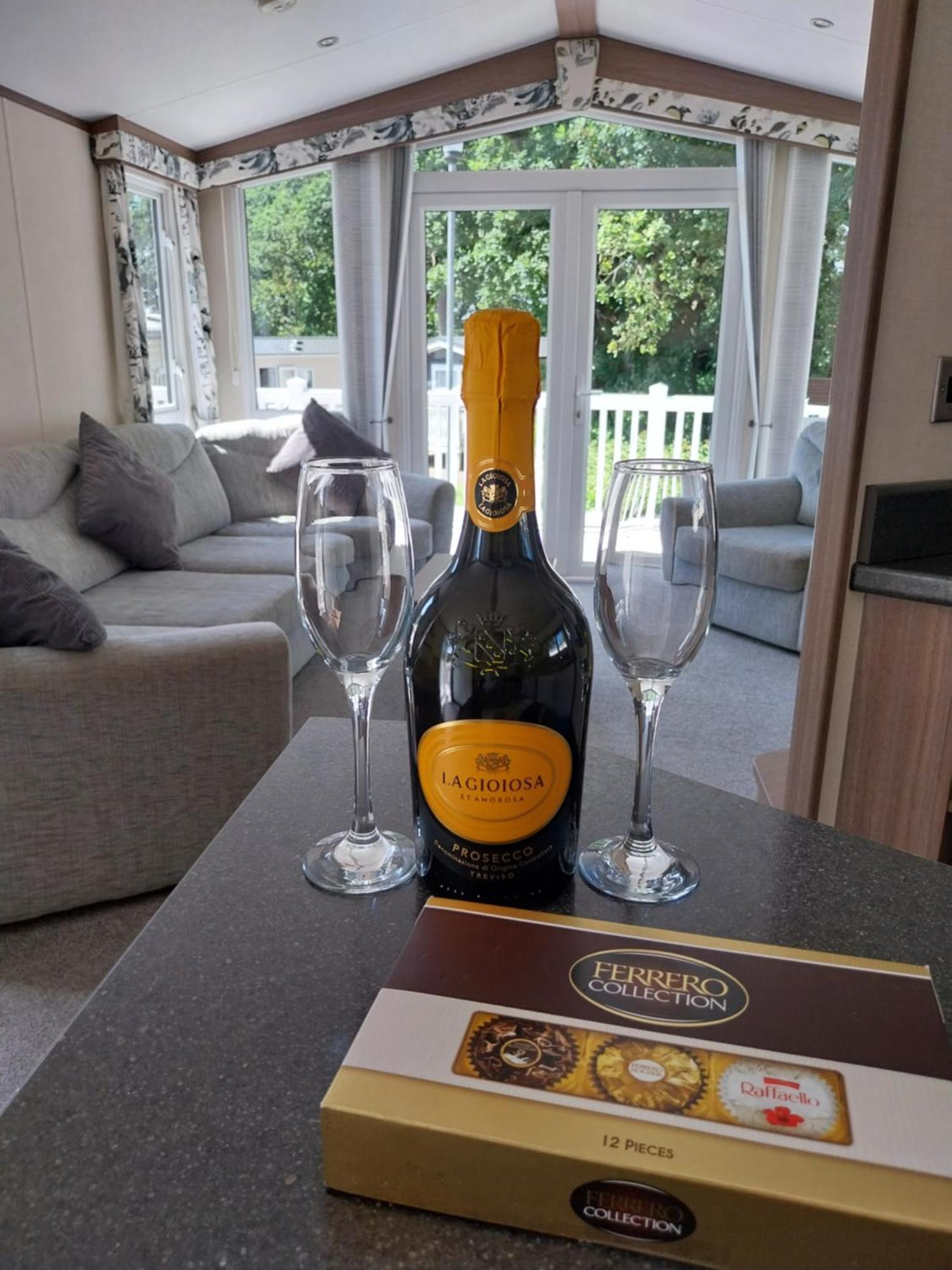 Family Breaks At Rockley Park With Prosecco And A Box Of Chocolates On Arrival Villa Poole Exterior photo
